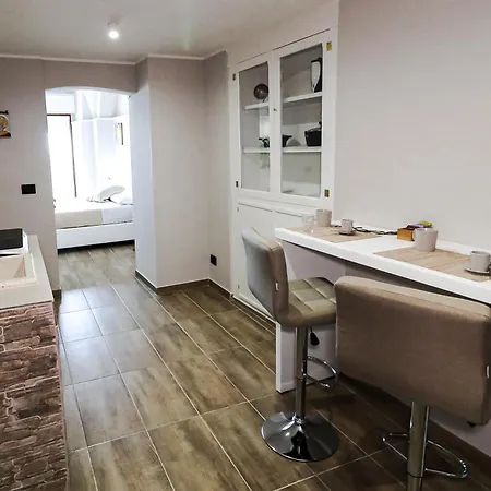 Dante 25 Apartment