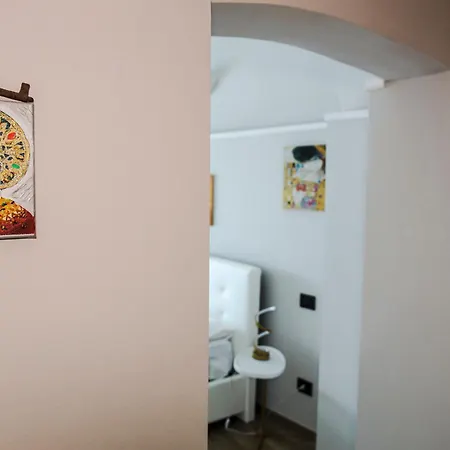 Dante 25 Apartment